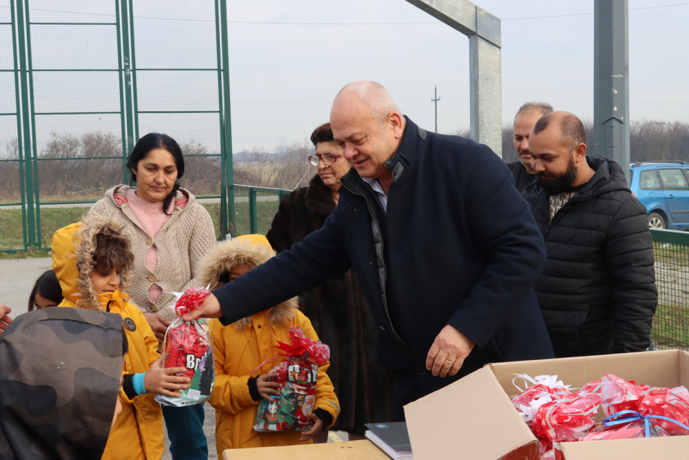 SB Online | Duspara u Romskom naselju podijelio paketiće