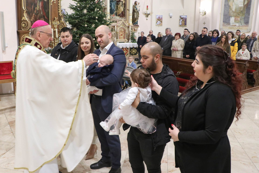 Požega.eu | Biskup Škvorčević u Katedrali krstio Šimuna Bagarića i Melaniu Petrović