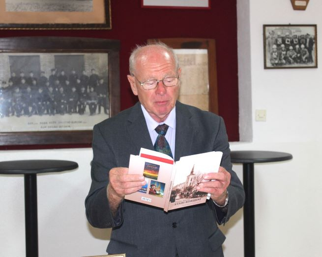 Požega.eu | Franjo Mazal u Buku predstavio zbirku pjesama „Stari korijeni“ /FOTO/