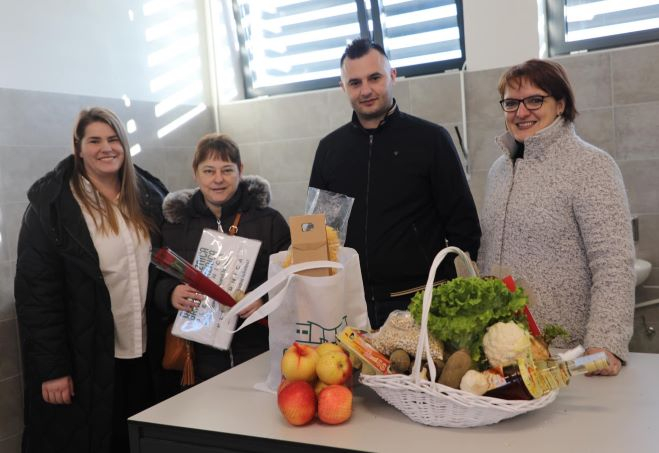 Požega.eu | TREĆA GODIŠNJICA GRADSKE TRŽNICE U PLETERNICI: Za prodavače ruže, a rođendanska torta, čaj i kava za posjetitelje