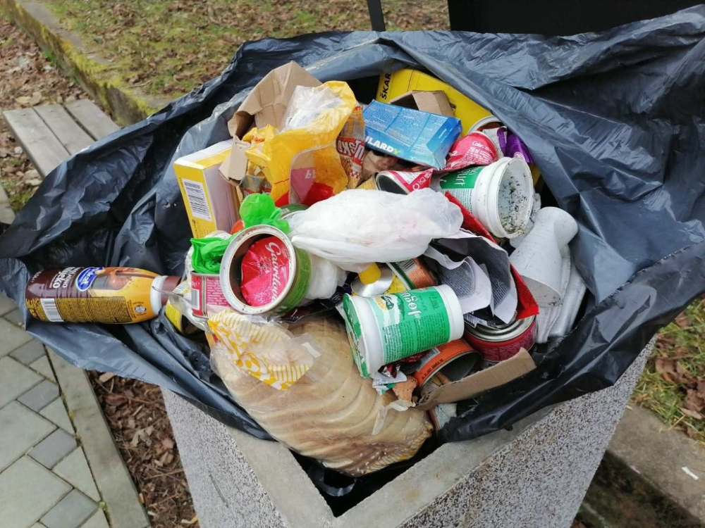 Požega.eu | I to su Požežani: Nesavjesni sugrađanin svoje smeće bacio u košaricu za otpad na dječjem igralištu