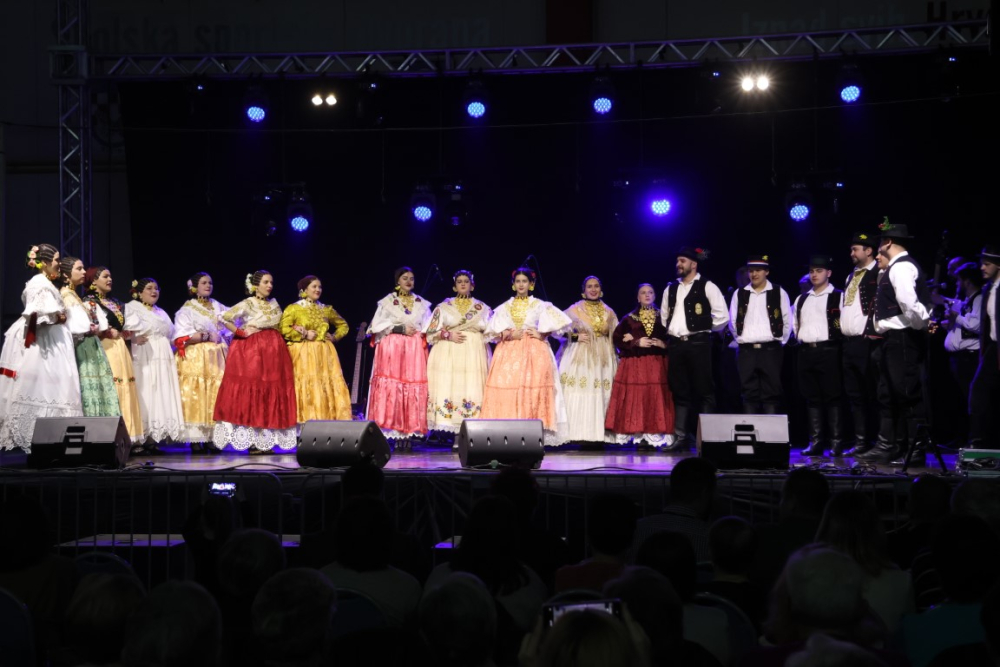 SB Online | (FOTOGALERIJA) Uz nastupe KUD-ova u Sibinju održan i koncert Dražena Zečića