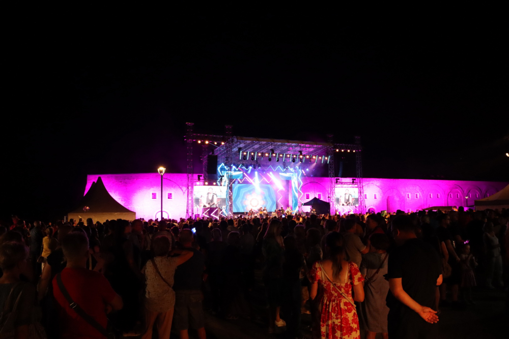 SB Online | Stotine ljudi sinoć u Tvrđavi: Pogledajte kako je bilo na prvoj večeri CMC festivala