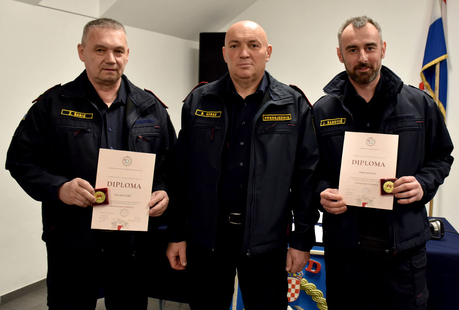 Požega.eu | Željko Šarić, Marko Blažević i Josip Banović primili spomenice za dugogodišnji rad u vatrogastvu