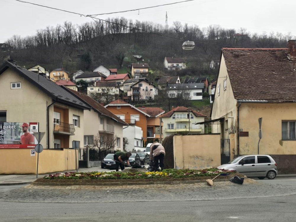 Požega.eu | Proljeće kuca na vrata: Komunalac dotjeruje zelene povšine