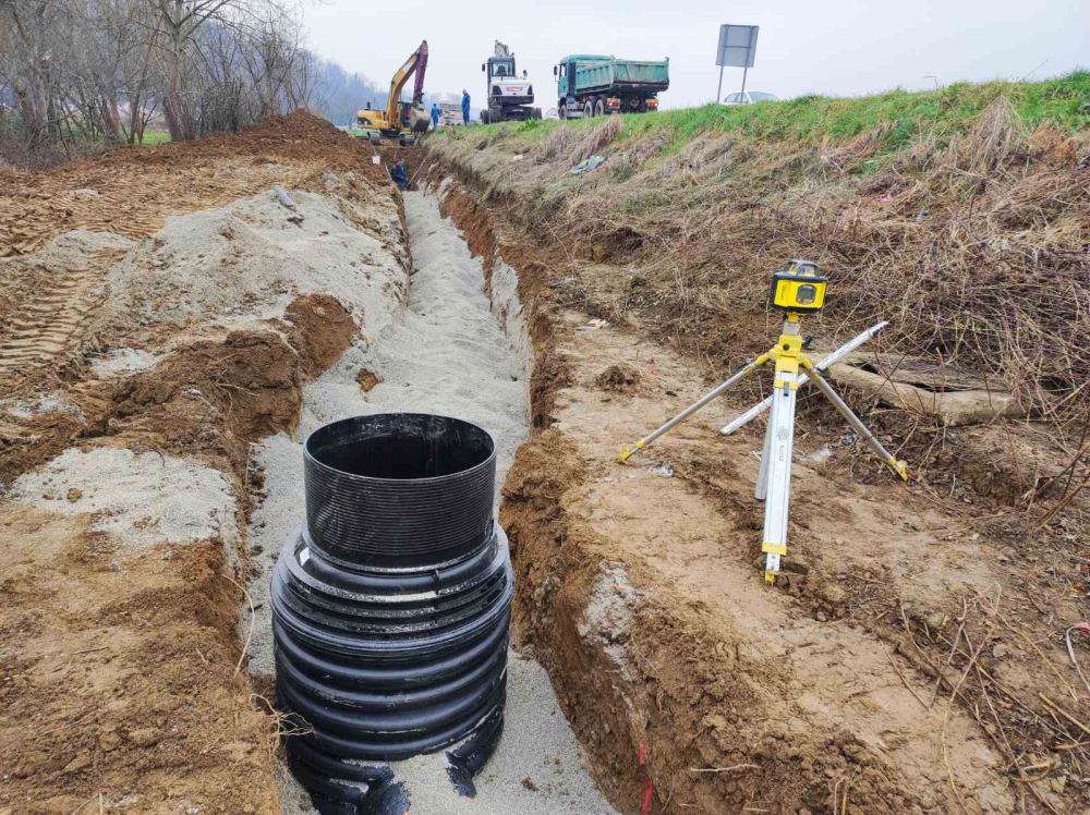 Između naselja Završje i Novo Selo započeli radovi na izgradnji kanalizacijskog kolektora