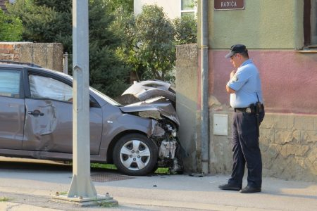 Požega.eu | Pod utjecajem alkohola 22-godišnjak skrivio prometnu nesreću i udario u zid obiteljske kuće