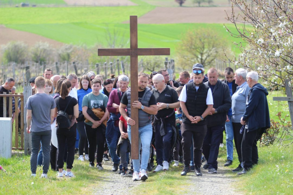 Požega.eu | (FOTOGALERIJA) Križni put u Kutjevu obilježio Veliki petak u duhu zajedništva