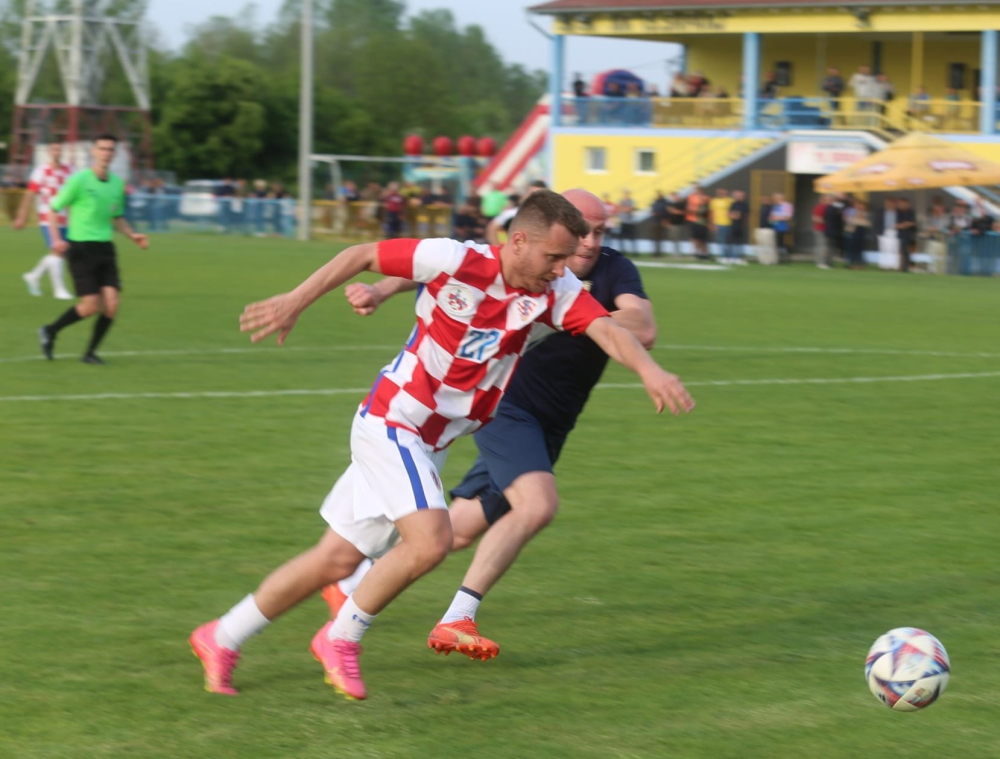 Požega.eu | Gradonačelnik Budimir igrao za nogometnu ekipu „Humanih zvijezda Hrvatske“ u Oštroj Luci kod Orašja 