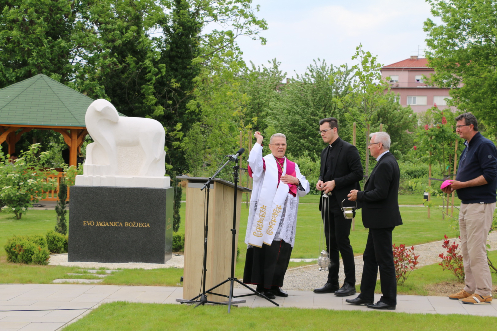 SB Online | Uz blagoslov nadbiskupa otvoren vrt arkanđela Rafaela u Sl. Brodu