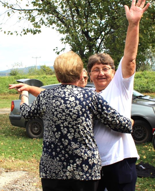 Požega.eu | [FOTO] Pored ribnjaka na Ivanindvoru družili se pleternički umirovljenici uz roštilj, pjesmu i ples 