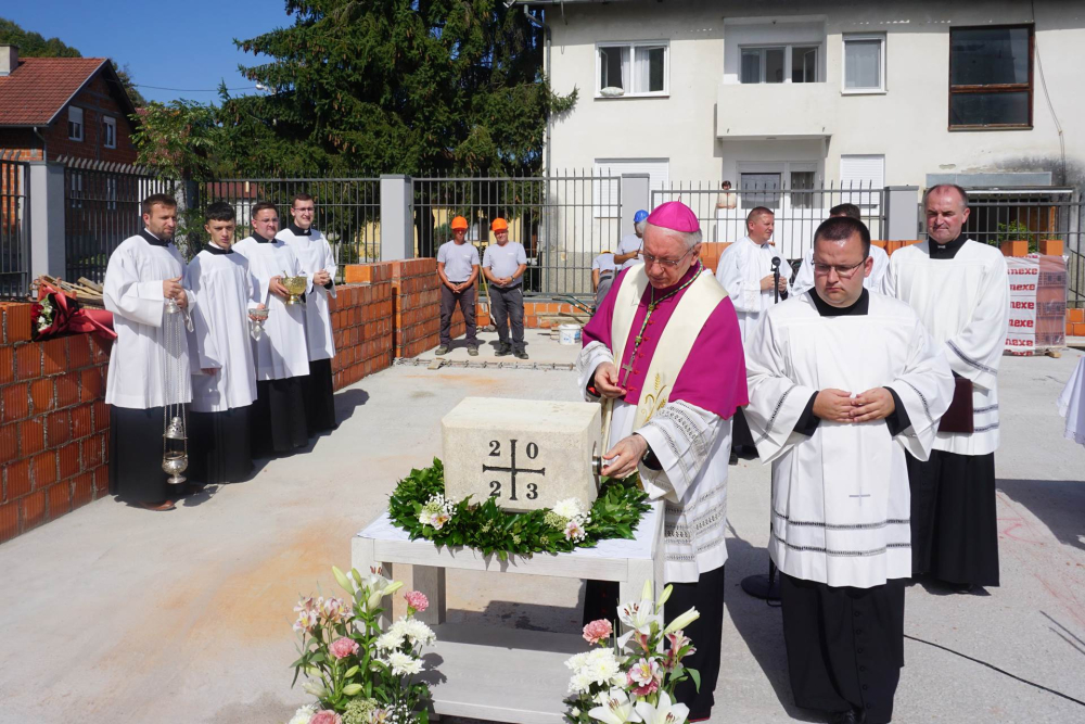 Požega.eu | Biskup Škvorčević blagoslovio i položio kamen temeljac za Pastoralni centar u Voćinu 