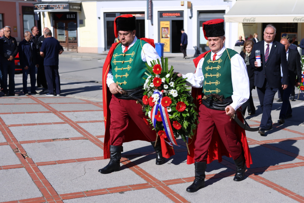 Požega.eu | Povodom 29. obljetnice Vojno-redarstvene akcije ʼBljesakʼ položeni vijenci na Trgu 123. brigade