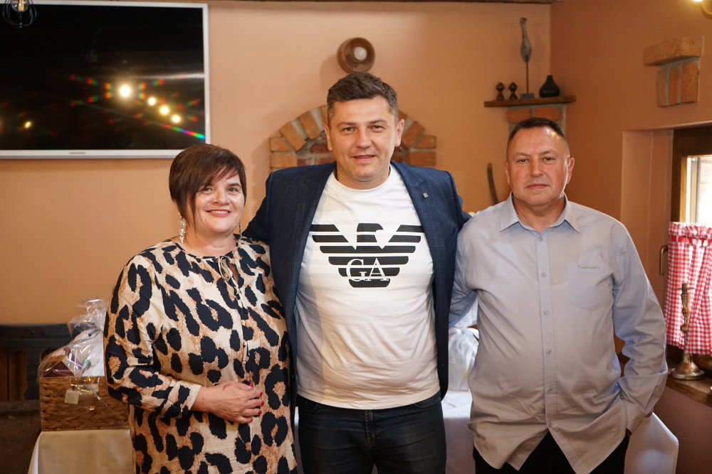 Požega.eu | NISU GA OČEKIVALI: Sve popularniji slavonski pjevač Ivan Štivić bio gost iznenađenja požeškom paru uz jubilej braka