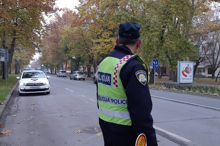 SB Online | Brodska policija privela Nijemca: Radio show na ulicama Sl. Broda