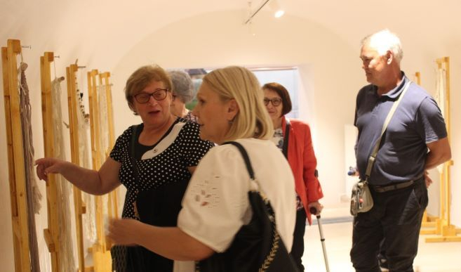 Požega.eu | Otvorena izložba zidnih tapiserija autorice Slavice Šperanda