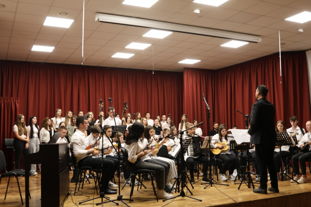 Požega.eu | [FOTO] Večer talenta i glazbene vještine: Održan Koncert Glazbene škole Požega – Područno odjeljenje Kutjevo