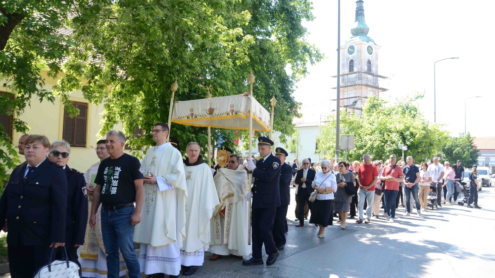 SB Online | Pogledajte kako je Tijelovo proslavljeno u Slavonskom Brodu