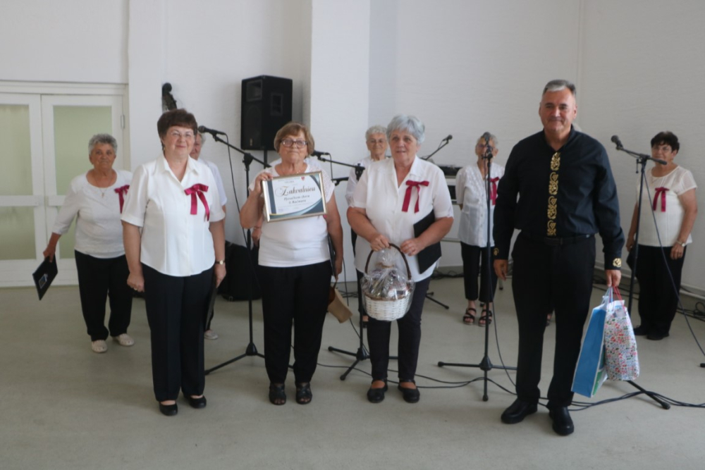 Požega.eu | MATICA UMIROVLJENIKA VELIKA: Ugostili vršnjake iz mađarskog Kaćmara gdje su Veličani nastupali