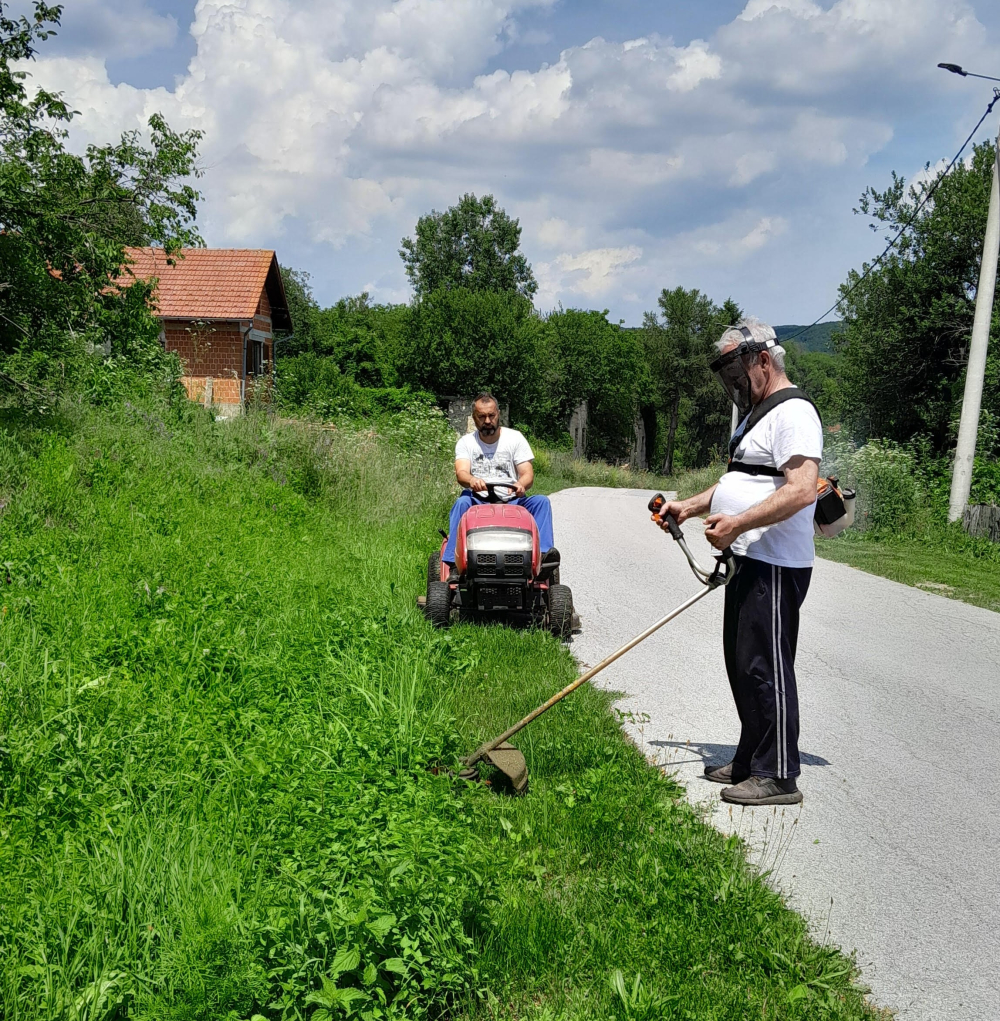 Požega.eu | Gornji Vrhovci kroče ka seoskom turizmu, a mještani sami moraju kositi travu uz županijsku cestu