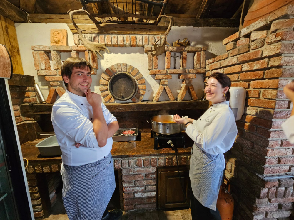 Požega.eu | Studenti požeškog Fakulteta turizma i ruralnog razvoja u Zlatnom lugu na praktičnom dijelu kuharstva: „Na ovakvoj nastavi naučim brojne kulinarske tajne“