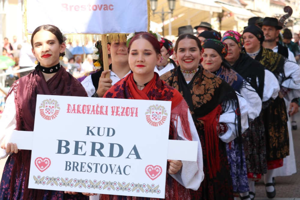 SB Online | /VELIKA FOTOGALERIJA/ Ljepota tradicije i bogatstvo narodnih običaja dočarana na 58. Đakovačkim vezovima