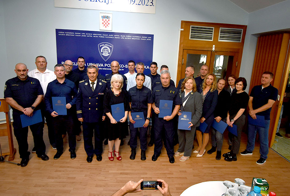 Požega.eu | /FOTO/ Uručene pisane pohvale načelnika Policijske uprave požeško-slavonske policijskim službenicima i namještenicima u prigodi Dana policije