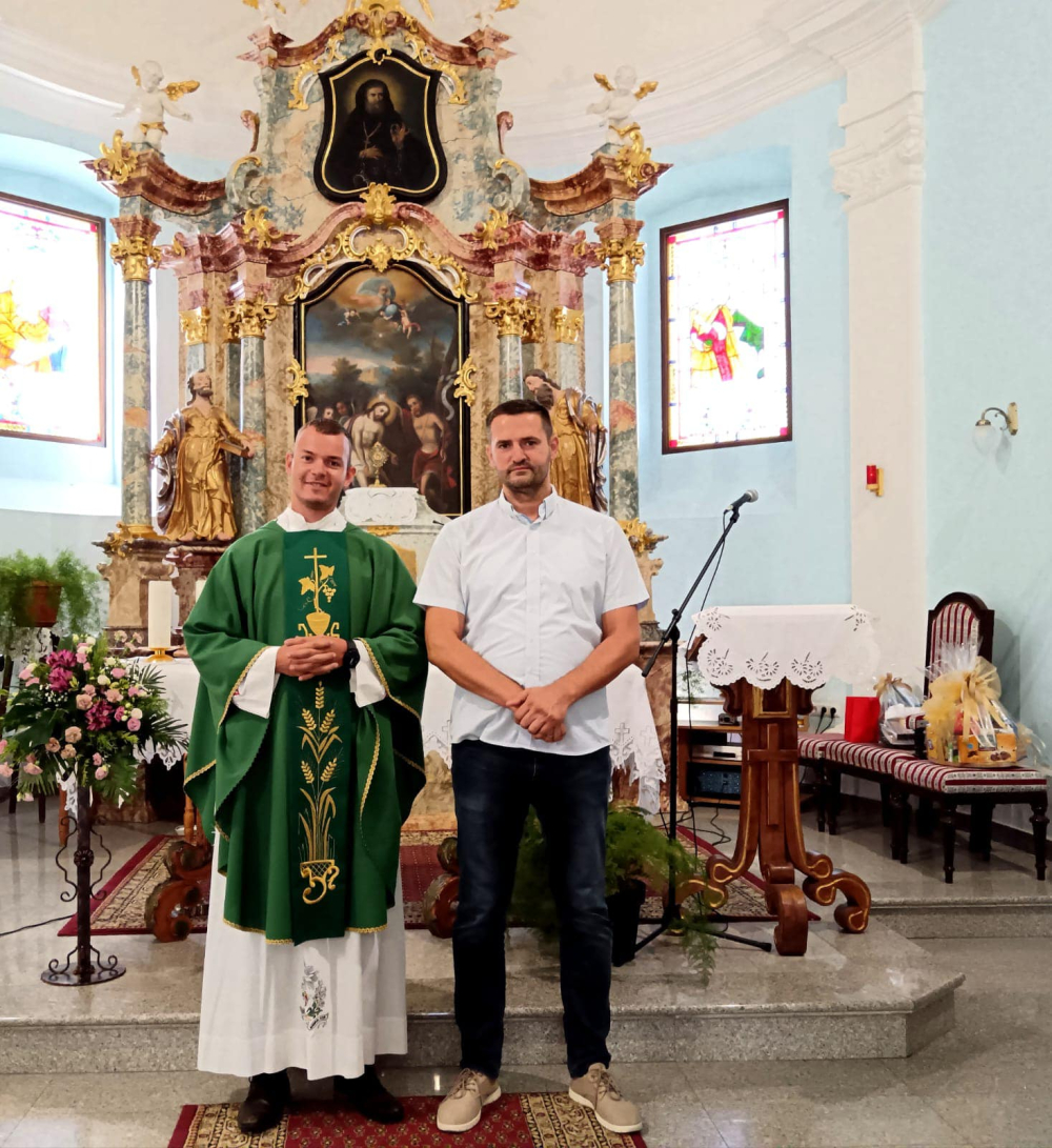 ŽUPLJANI SE OPROSTILI OD SVOG ŽUPNIKA: ʼU kratkom roku uspio si podići župu i župljaneʼ
