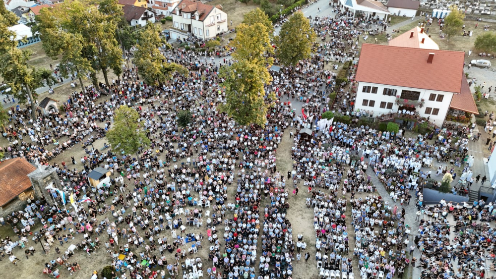 Požega.eu | (VELIKA FOTOGALERIJA) Mnoštvo vjernika proslavilo Gospu od Suza u Pleternici: „Suze Marijine su svete, a svaka prolivena suza je molitva i vapaj“ 