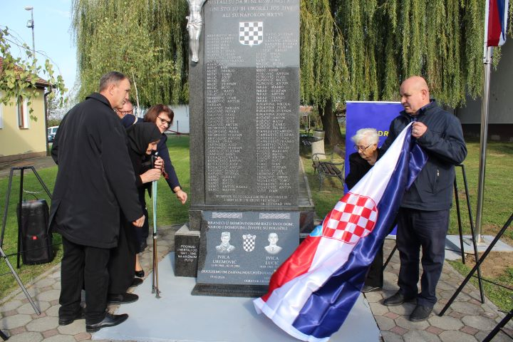 Požega.eu | ZNAK TRAJNOG SJEĆANJA I ZAHVALNOSTI: U Zagrađu otkrivena spomen-ploča poginulim braniteljima Ivici Luciću i Ivici Uremoviću