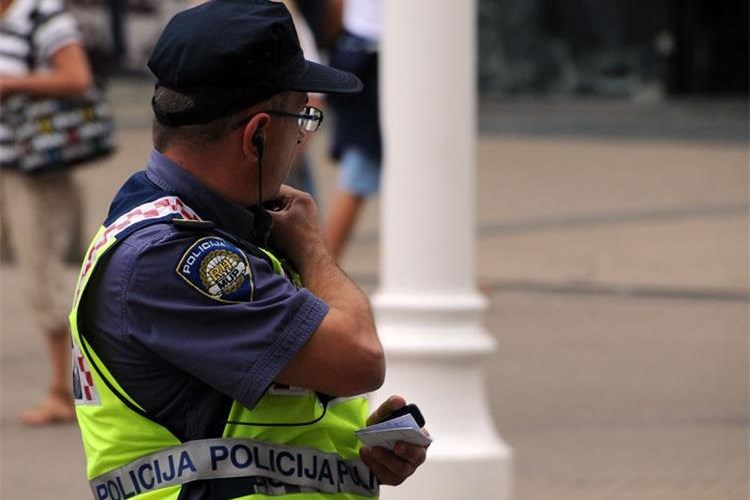 SB Online | Prijavljen starac iz Sl. Broda: Vrijeđao na ulici, policija objavila detalje