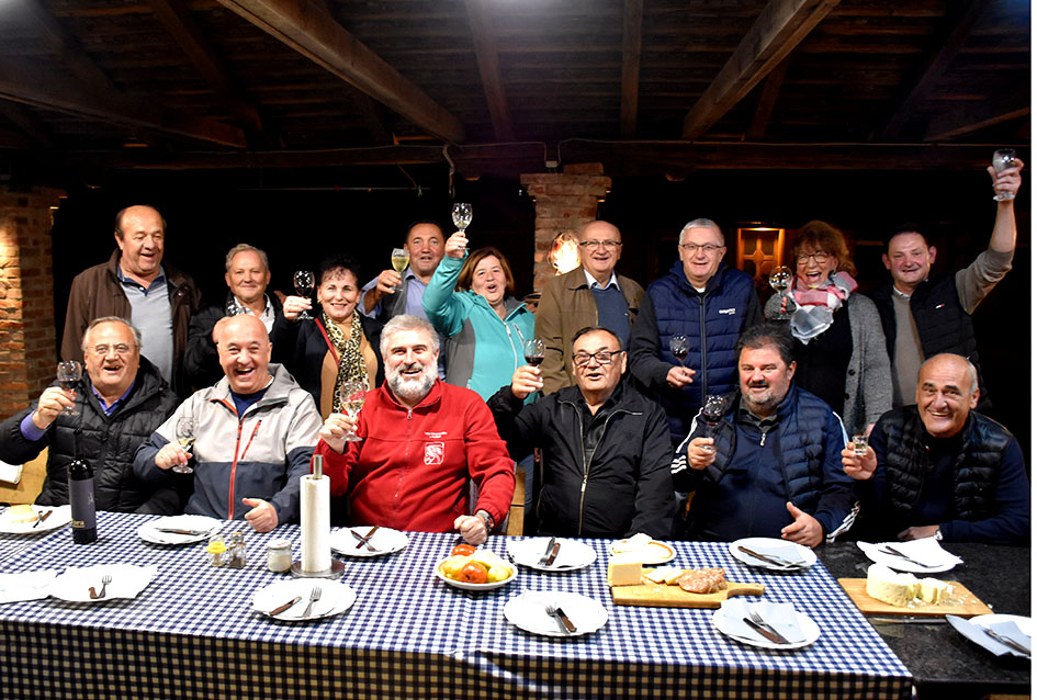 Požega.eu | ČLANOVI KAPTOLAČKOG „VINO-KAPA“ GOSTI NOVOKAPELAČKIH I ORIOVAČKIH VINARA: Uz pečene kestene i druge delicije kušano mlado vino