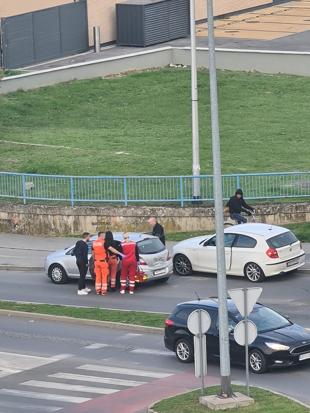 SB Online | (FOTO) Prometna nesreća u Svačičevoj ulici – ozlijeđenu osobu prevezli u slavonsko-brodsku bolnicu 