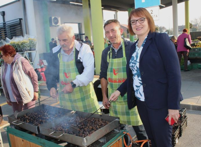 Požega.eu | GRADSKA TRŽNICA PLETERNICA: Održane manifestacije Jesenski sajam, 17. Kestenijada i Sajam cvijeća