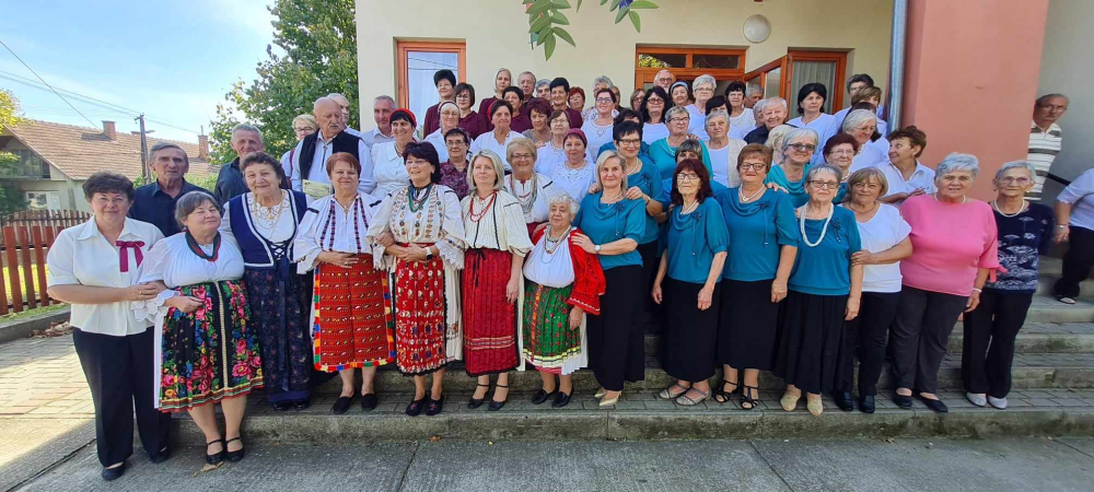 Požega.eu | Umirovljenici Ledena berba nastupili u mađarskom Kačmaru [FOTO]