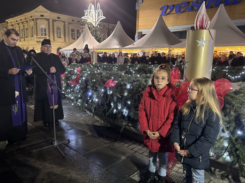 SB Online | Počeo Advent u Slavonskom Brodu; upaljena prva adventska svijeća