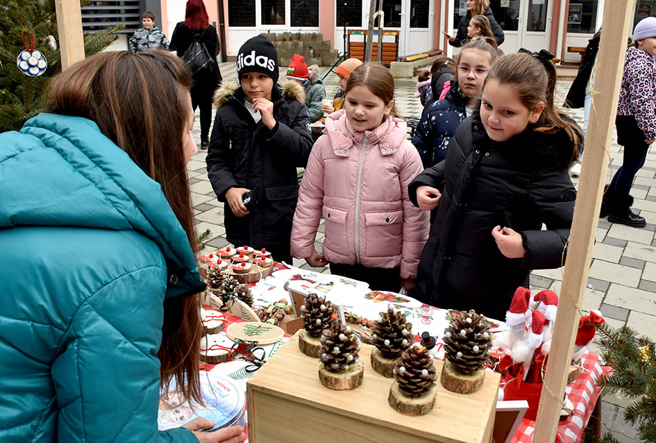 ADVENTSKI SAJAM U CESARIĆU: Zarađeno doniraju Udruzi „Mali princ“