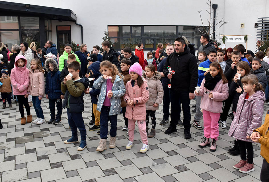 ADVENTSKI SAJAM U CESARIĆU: Zarađeno doniraju Udruzi „Mali princ“