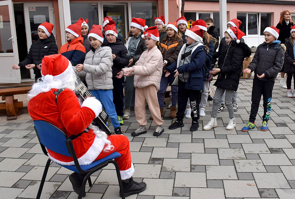 ADVENTSKI SAJAM U CESARIĆU: Zarađeno doniraju Udruzi „Mali princ“