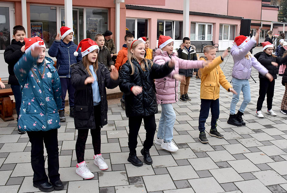 ADVENTSKI SAJAM U CESARIĆU: Zarađeno doniraju Udruzi „Mali princ“