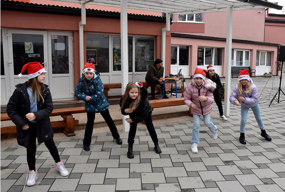 ADVENTSKI SAJAM U CESARIĆU: Zarađeno doniraju Udruzi „Mali princ“