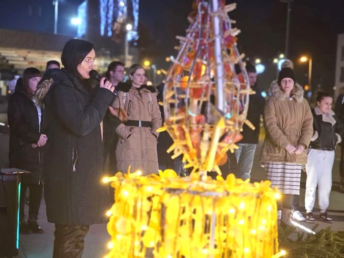 Požega.eu | Zapaljena druga adventska svijeća, okićeno božićno drvce s  imenima Pleterničana i druženje u Bećarskom šoru