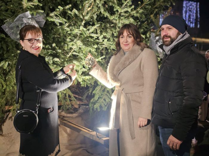 Zapaljena druga adventska svijeća, okićeno božićno drvce s  imenima Pleterničana i druženje u Bećarskom šoru