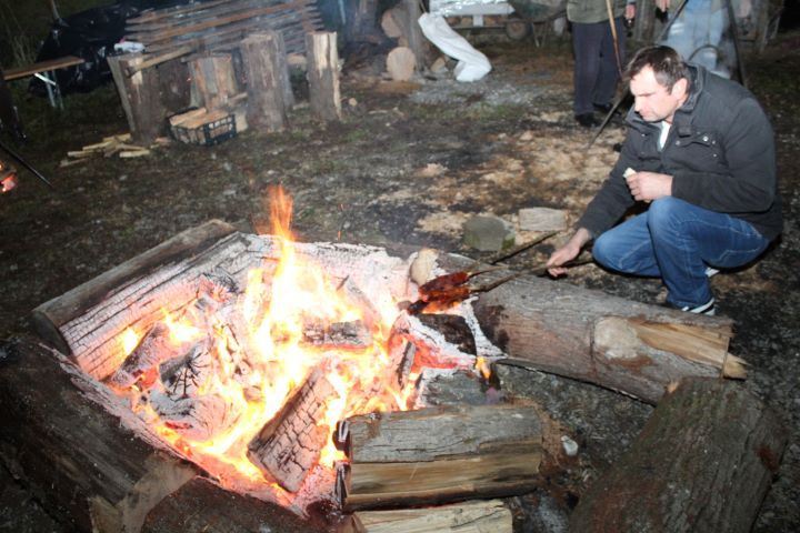Zapaljena druga adventska svijeća, okićeno božićno drvce s  imenima Pleterničana i druženje u Bećarskom šoru