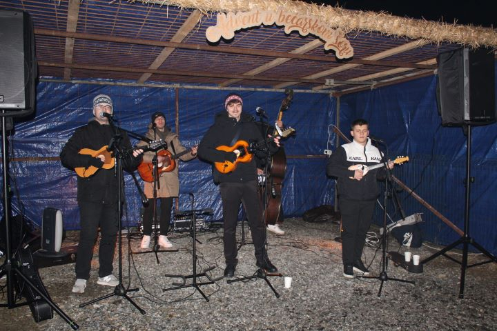 Zapaljena druga adventska svijeća, okićeno božićno drvce s  imenima Pleterničana i druženje u Bećarskom šoru