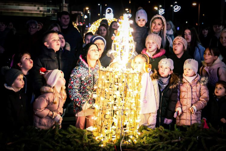 Zapaljena druga adventska svijeća, okićeno božićno drvce s  imenima Pleterničana i druženje u Bećarskom šoru