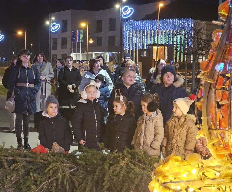 Zapaljena druga adventska svijeća, okićeno božićno drvce s  imenima Pleterničana i druženje u Bećarskom šoru