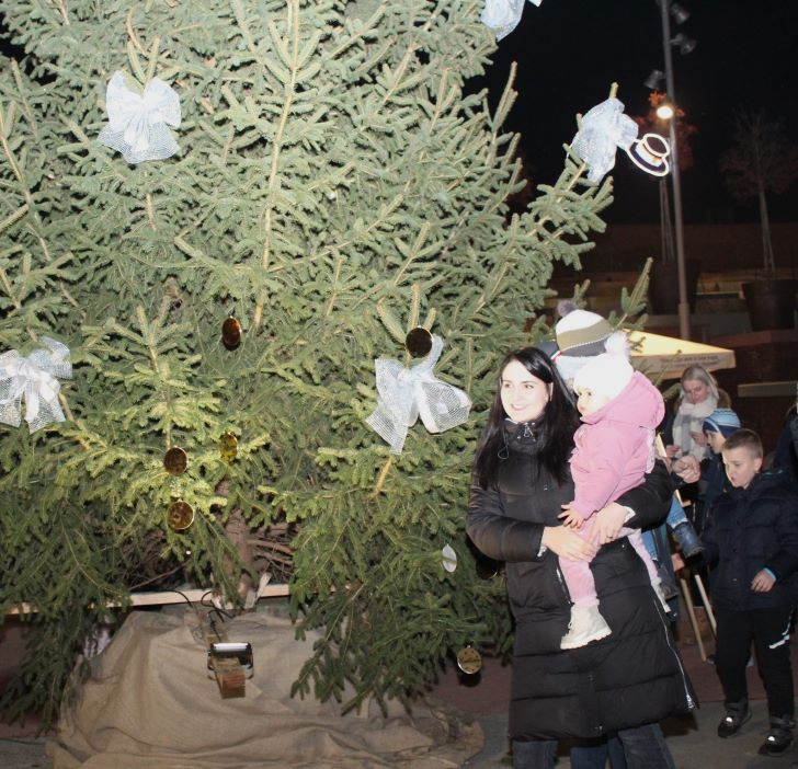 Zapaljena druga adventska svijeća, okićeno božićno drvce s  imenima Pleterničana i druženje u Bećarskom šoru