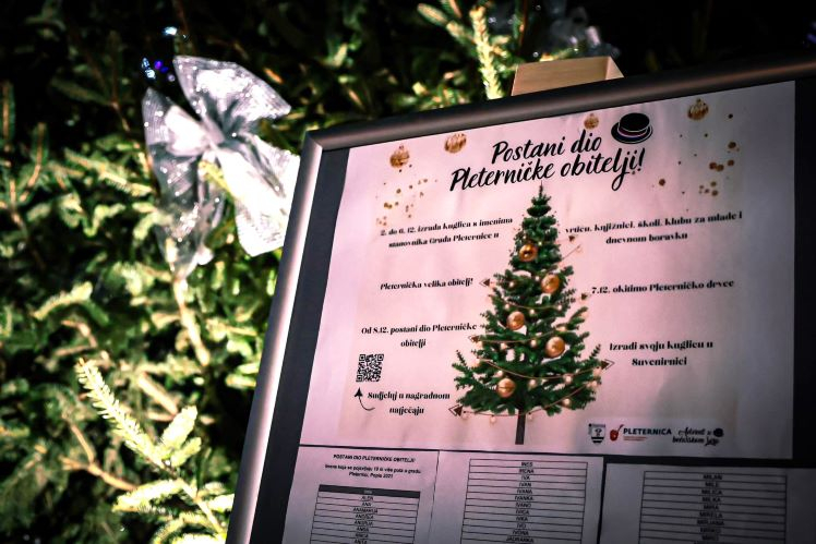 Zapaljena druga adventska svijeća, okićeno božićno drvce s  imenima Pleterničana i druženje u Bećarskom šoru