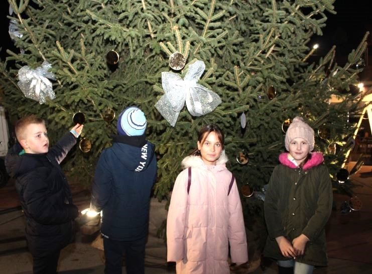 Zapaljena druga adventska svijeća, okićeno božićno drvce s  imenima Pleterničana i druženje u Bećarskom šoru